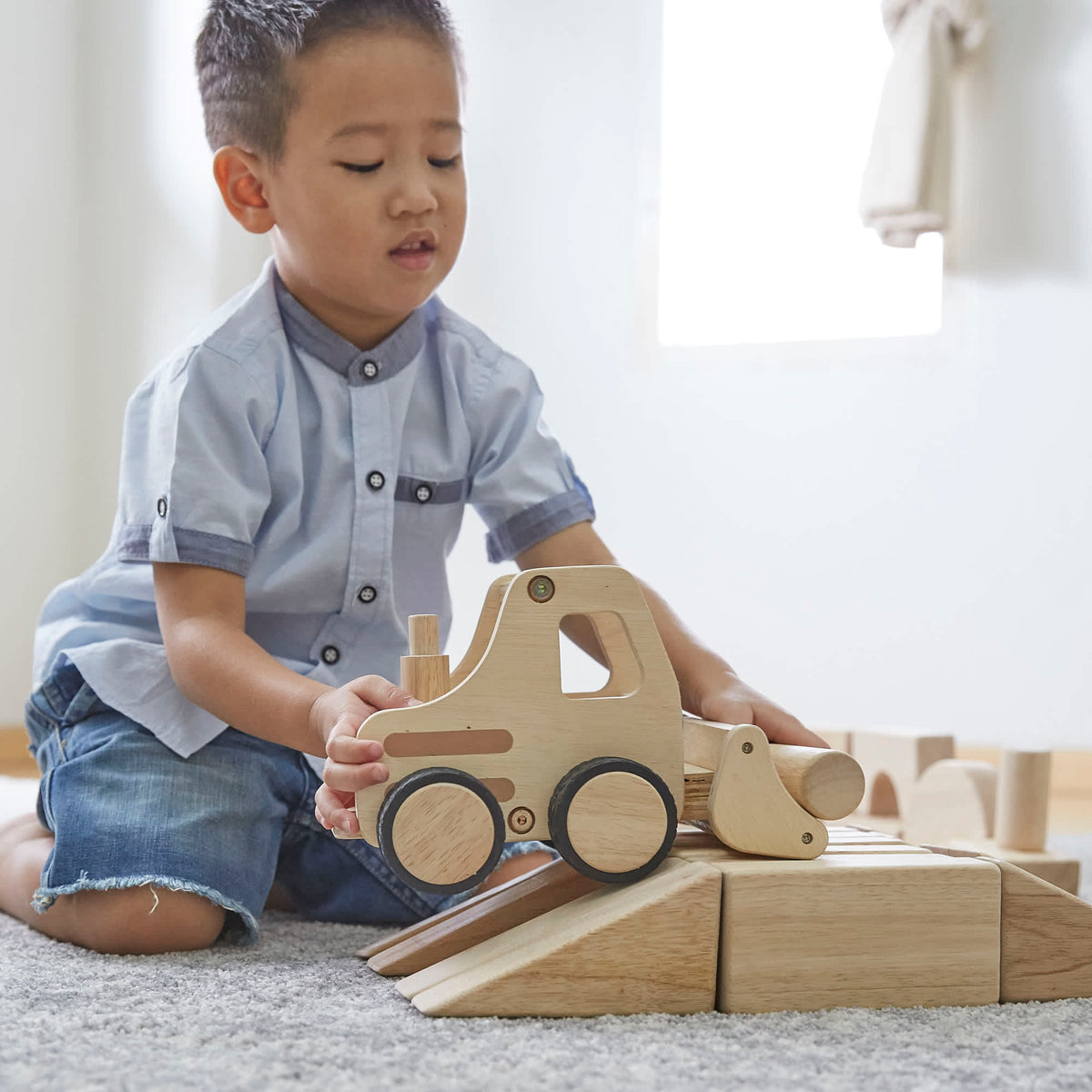 G6720 Wooden Front Loader Lifestyle3