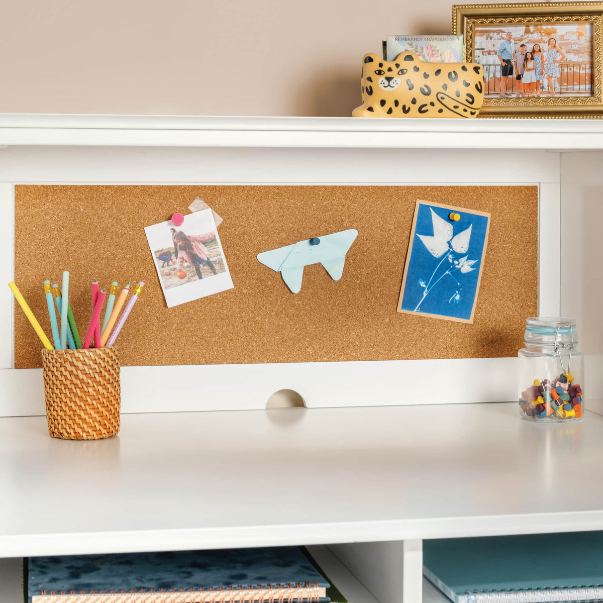 G27650 Taiga Desk and Hutch White Env 0130 | White